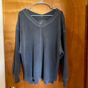 Aerie Wonder Textured V-neck sweater. Size Small. Color: charcoal gray.